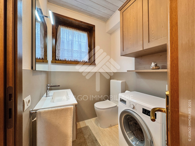 Asiago Immobiliare propone in esclusiva una soluzione terra-cielo con tre camere e due bagni, in ...