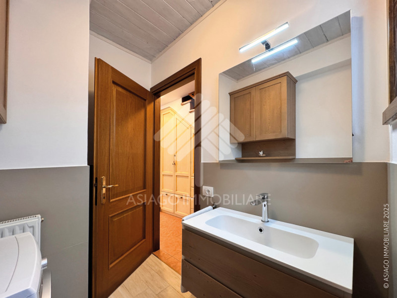 Asiago Immobiliare propone in esclusiva una soluzione terra-cielo con tre camere e due bagni, in ...