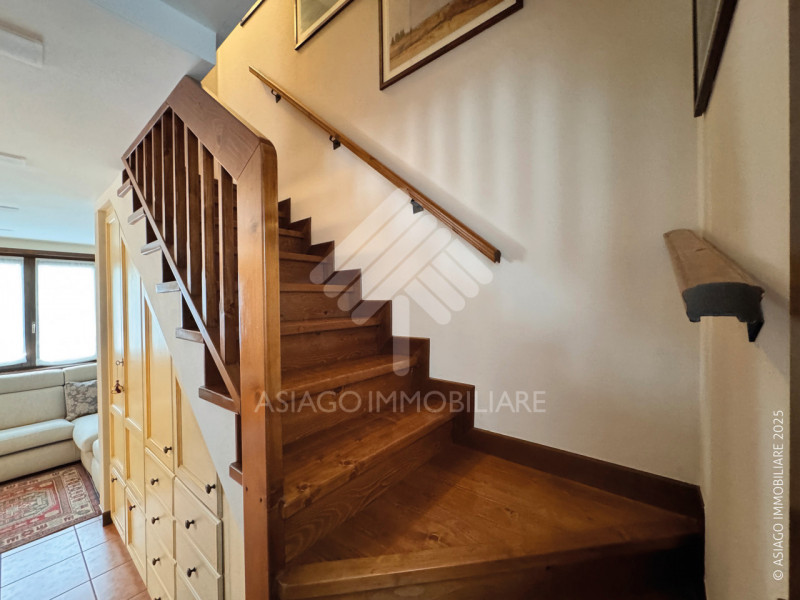 Asiago Immobiliare propone in esclusiva una soluzione terra-cielo con tre camere e due bagni, in ...