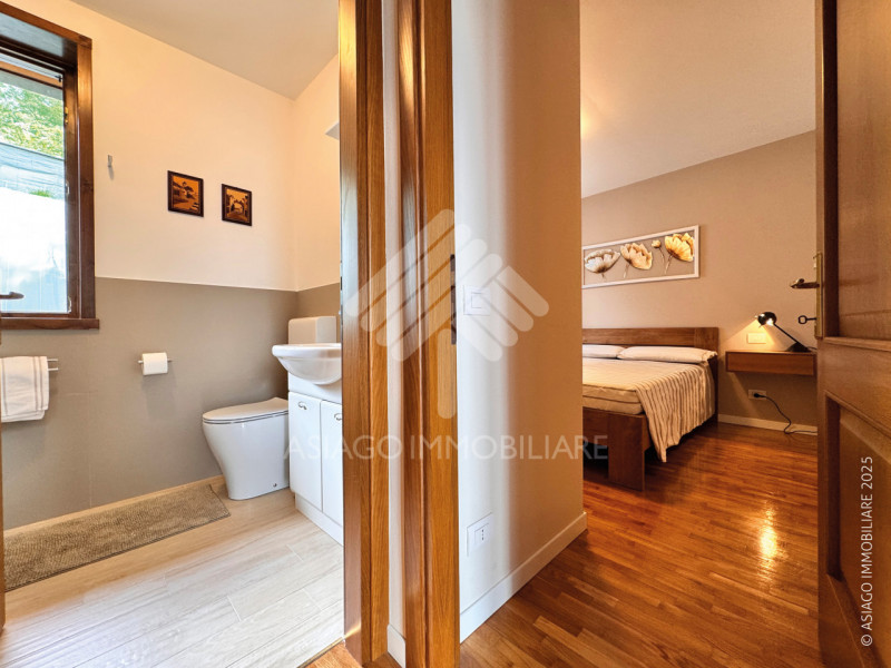 Asiago Immobiliare propone in esclusiva una soluzione terra-cielo con tre camere e due bagni, in ...