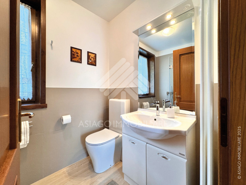 Asiago Immobiliare propone in esclusiva una soluzione terra-cielo con tre camere e due bagni, in ...