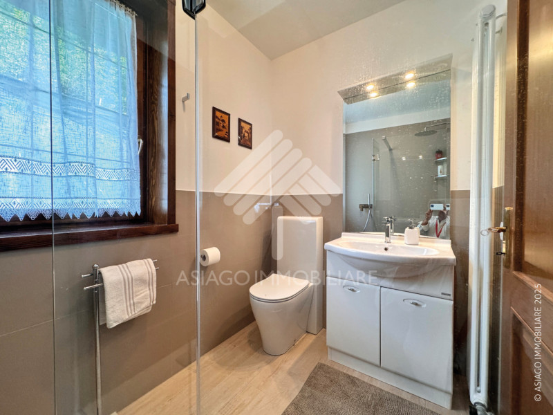 Asiago Immobiliare propone in esclusiva una soluzione terra-cielo con tre camere e due bagni, in ...