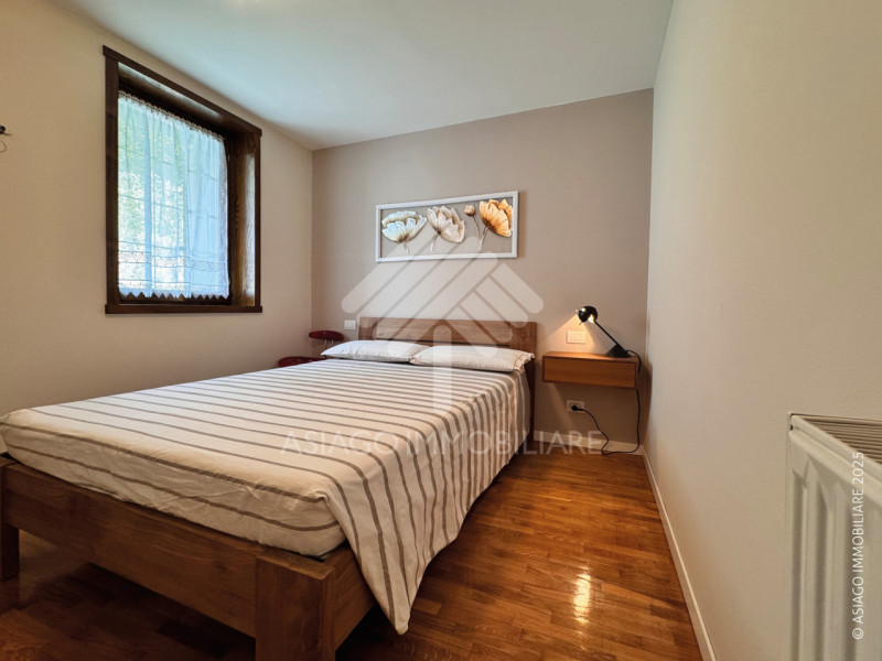 Asiago Immobiliare propone in esclusiva una soluzione terra-cielo con tre camere e due bagni, in ...