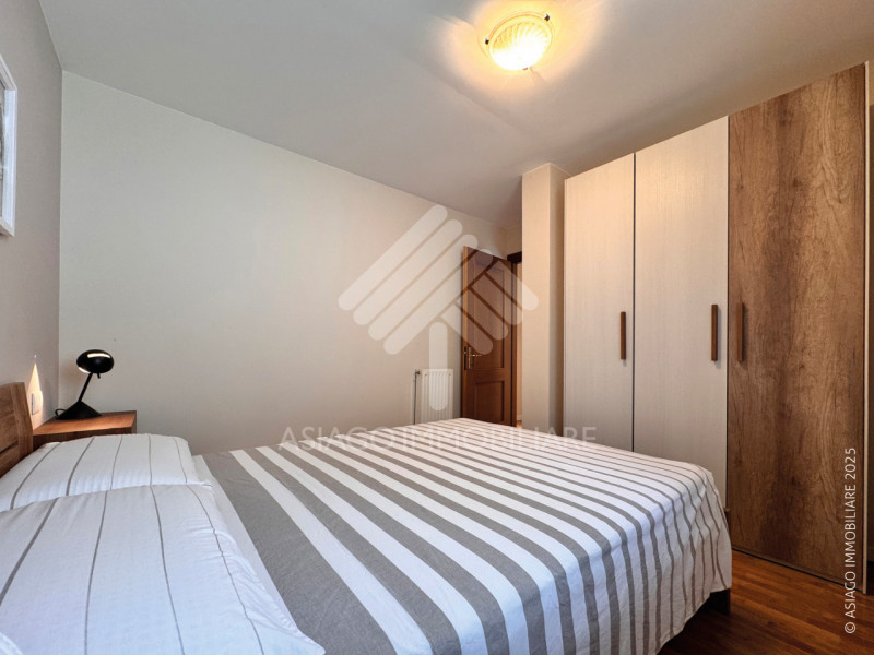 Asiago Immobiliare propone in esclusiva una soluzione terra-cielo con tre camere e due bagni, in ...