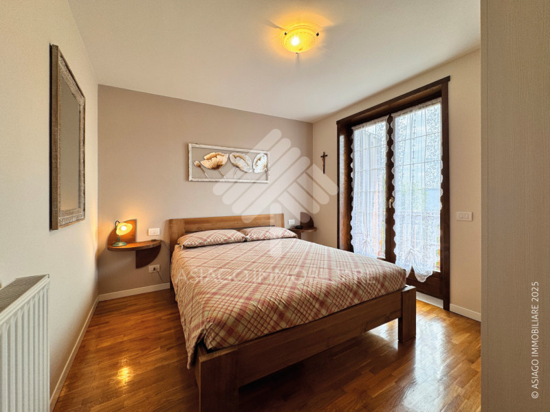 Asiago Immobiliare propone in esclusiva una soluzione terra-cielo con tre camere e due bagni, in ...