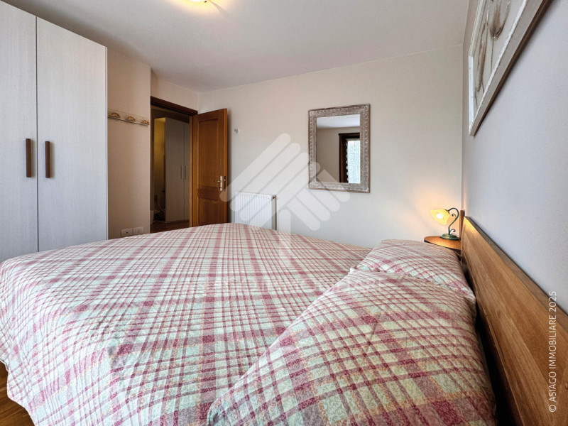 Asiago Immobiliare propone in esclusiva una soluzione terra-cielo con tre camere e due bagni, in ...