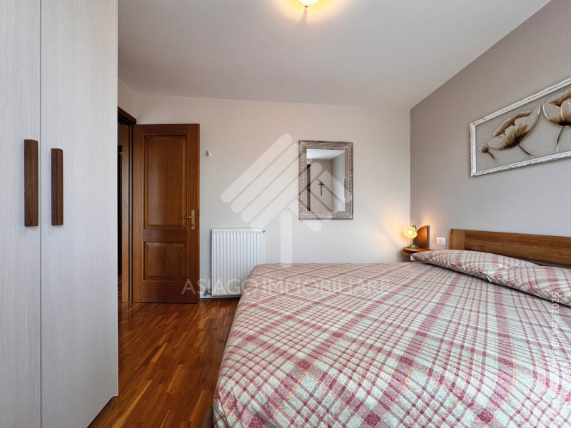 Asiago Immobiliare propone in esclusiva una soluzione terra-cielo con tre camere e due bagni, in ...