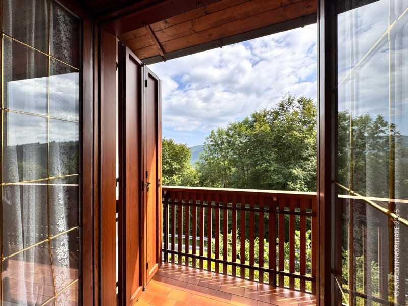 Asiago Immobiliare propone in esclusiva una soluzione terra-cielo con tre camere e due bagni, in ...