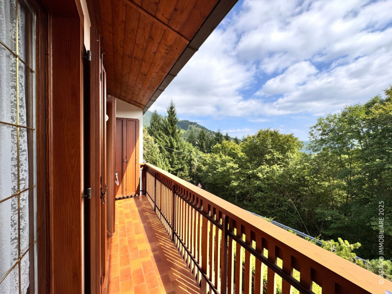 Asiago Immobiliare propone in esclusiva una soluzione terra-cielo con tre camere e due bagni, in ...