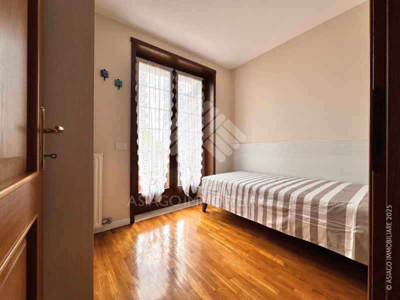 Asiago Immobiliare propone in esclusiva una soluzione terra-cielo con tre camere e due bagni, in ...