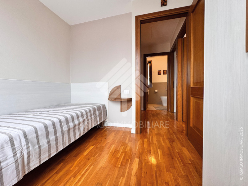 Asiago Immobiliare propone in esclusiva una soluzione terra-cielo con tre camere e due bagni, in ...