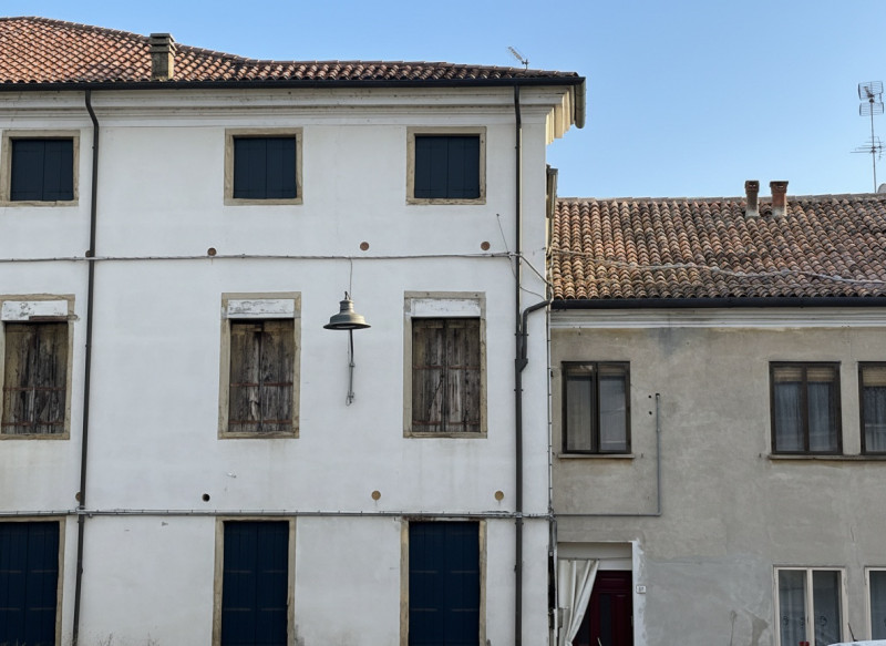 Proponiamo in vendita appartamento quadrilocale situato a Battaglia Terme, in una zona comodissim...