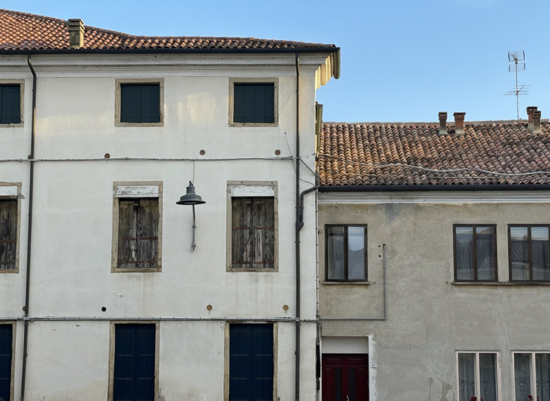 Proponiamo in vendita appartamento quadrilocale situato a Battaglia Terme, in una zona comodissim...