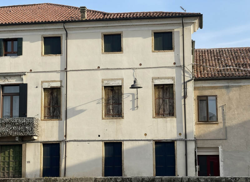 Proponiamo in vendita appartamento quadrilocale situato a Battaglia Terme, in una zona comodissim...