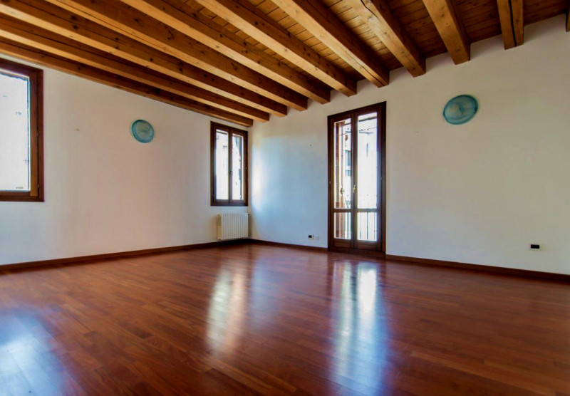 ELEGANTE E LUMINOSO APPARTAMENTO TRICAMERE IN LOCAZIONE A VICENZA CENTRO - RIF. 8281

Canone di l...