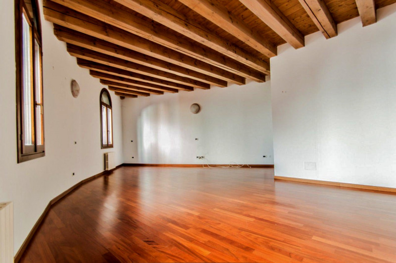 ELEGANTE E LUMINOSO APPARTAMENTO TRICAMERE IN LOCAZIONE A VICENZA CENTRO - RIF. 8281

Canone di l...