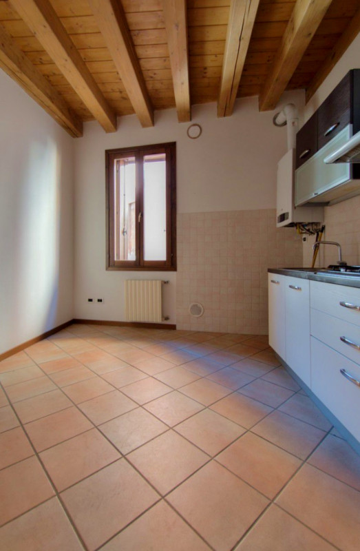 ELEGANTE E LUMINOSO APPARTAMENTO TRICAMERE IN LOCAZIONE A VICENZA CENTRO - RIF. 8281

Canone di l...