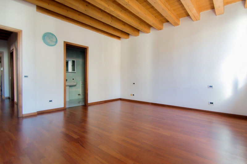 ELEGANTE E LUMINOSO APPARTAMENTO TRICAMERE IN LOCAZIONE A VICENZA CENTRO - RIF. 8281

Canone di l...