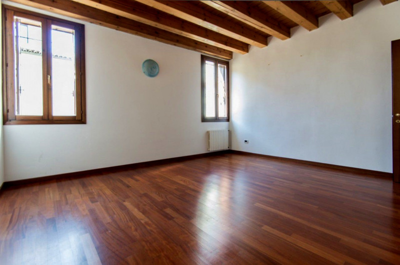ELEGANTE E LUMINOSO APPARTAMENTO TRICAMERE IN LOCAZIONE A VICENZA CENTRO - RIF. 8281

Canone di l...