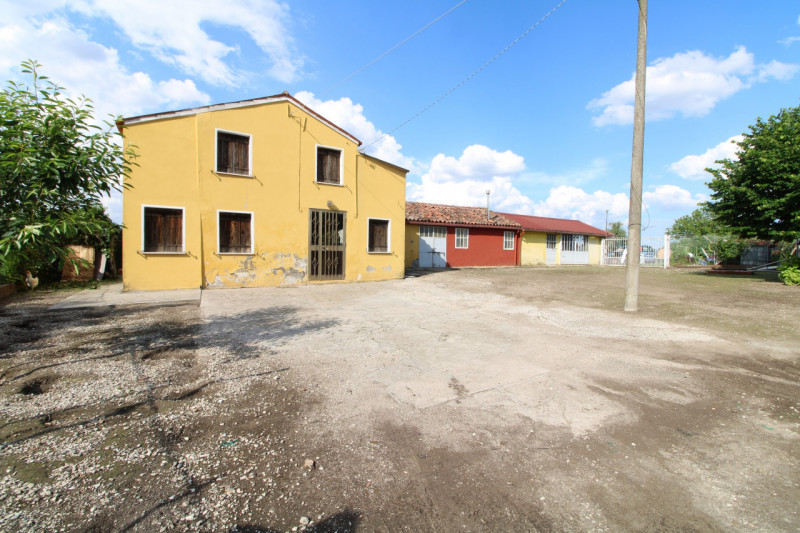 MONSELICE: in zona di campagna, nella località di Ca' Oddo, si propone rustico singolo da ristrut...