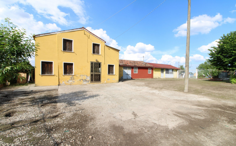 MONSELICE: in zona di campagna, nella località di Ca' Oddo, si propone rustico singolo da ristrut...