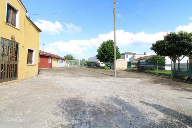 MONSELICE: in zona di campagna, nella località di Ca' Oddo, si propone rustico singolo da ristrut...