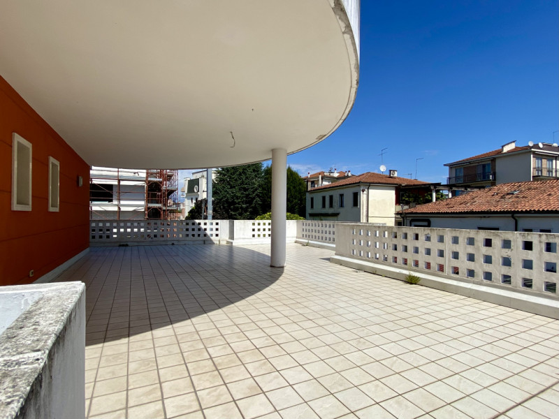 In elegante contesto residenziale del 2008, proponiamo in vendita un luminoso appartamento bicame...