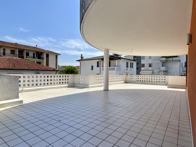 In elegante contesto residenziale del 2008, proponiamo in vendita un luminoso appartamento bicame...