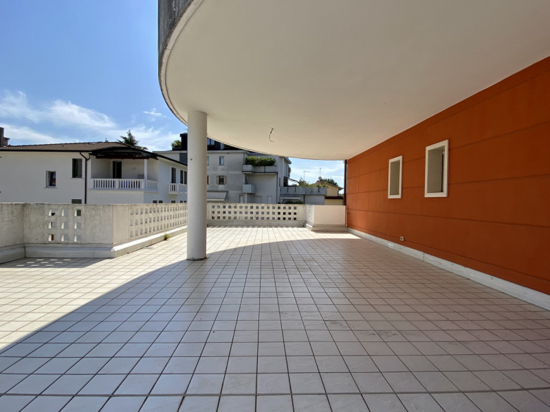 In elegante contesto residenziale del 2008, proponiamo in vendita un luminoso appartamento bicame...