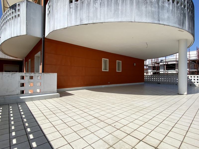 In elegante contesto residenziale del 2008, proponiamo in vendita un luminoso appartamento bicame...