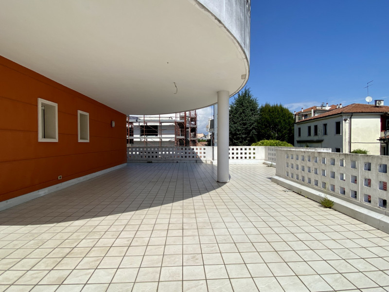 In elegante contesto residenziale del 2008, proponiamo in vendita un luminoso appartamento bicame...