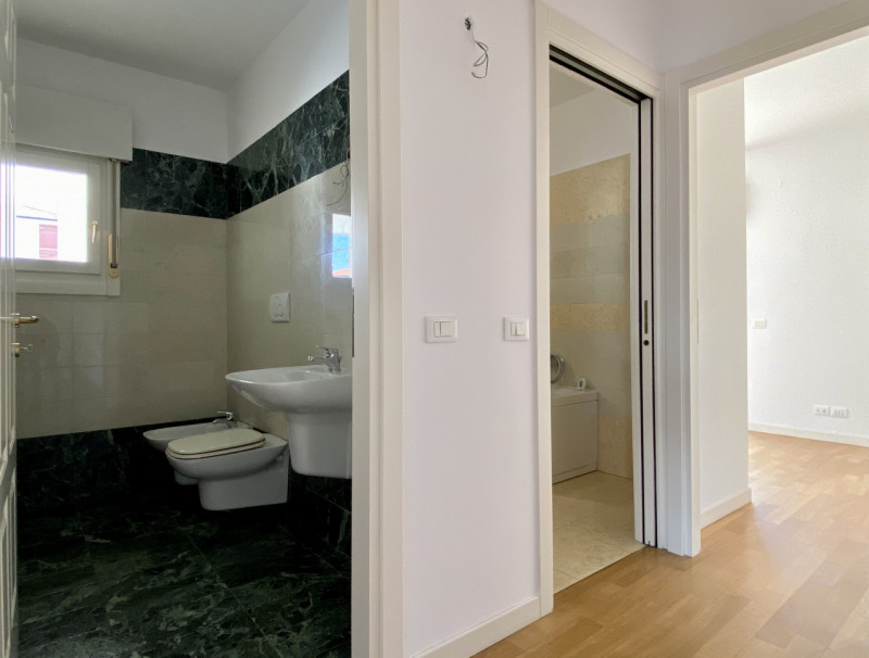 In elegante contesto residenziale del 2008, proponiamo in vendita un luminoso appartamento bicame...