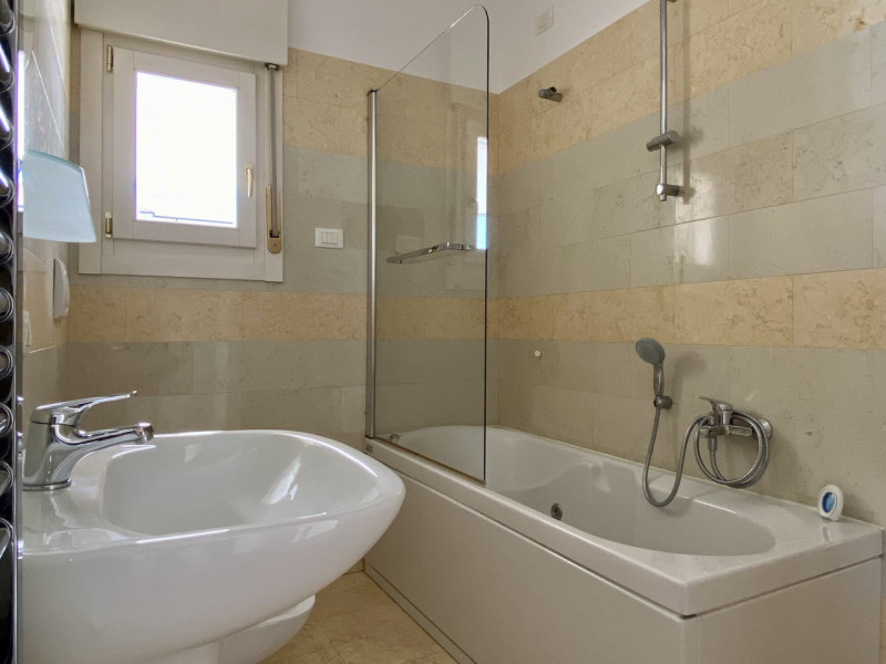 In elegante contesto residenziale del 2008, proponiamo in vendita un luminoso appartamento bicame...