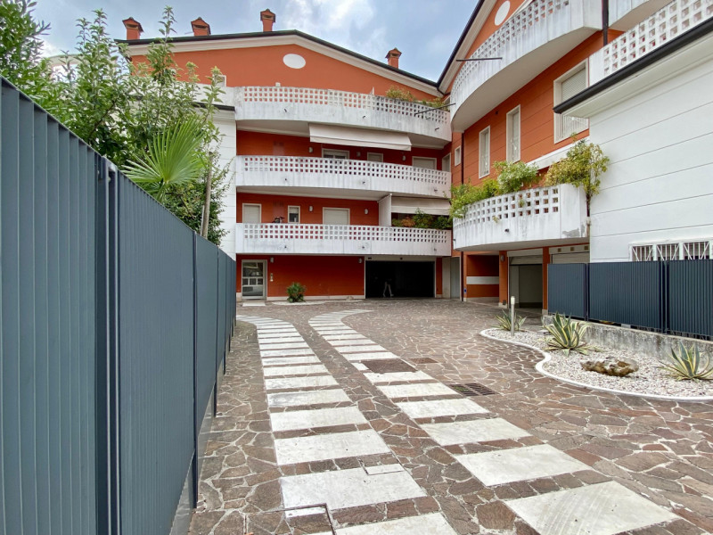 In elegante contesto residenziale del 2008, proponiamo in vendita un luminoso appartamento bicame...