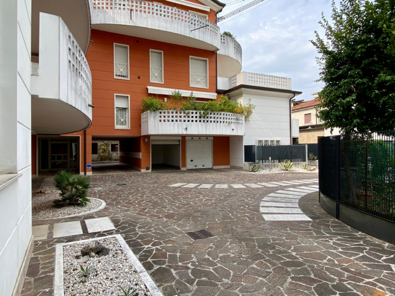 In elegante contesto residenziale del 2008, proponiamo in vendita un luminoso appartamento bicame...