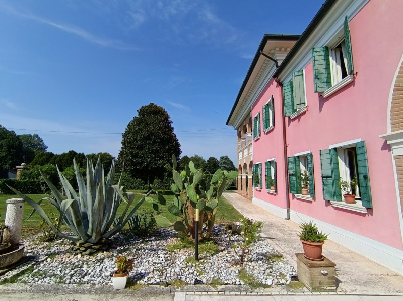 RIF. SGB800 - VILLA ESCLUSIVA
In una zona tranquilla e riservata, immersa nel verde della campagn...