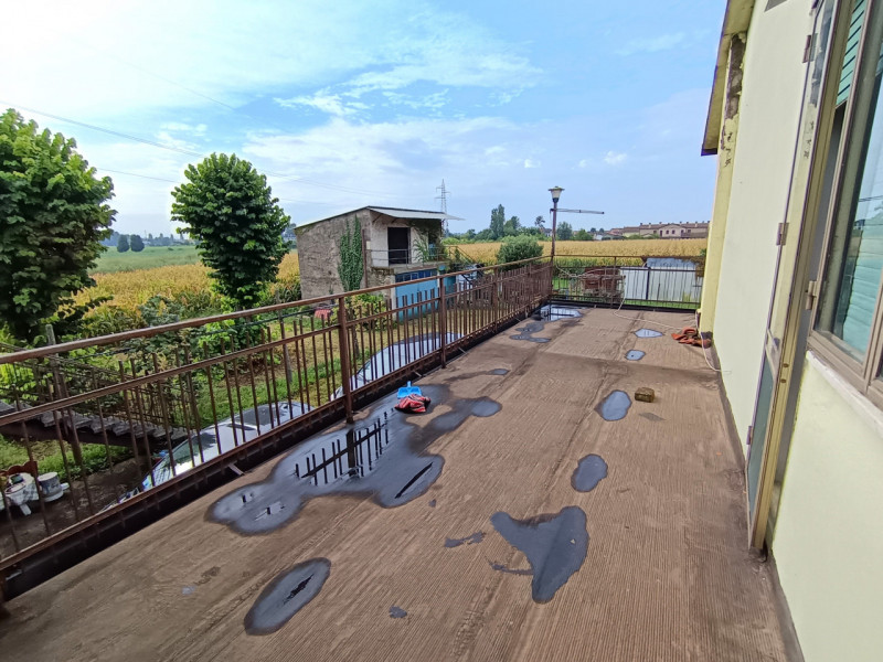 Rif. CM90
Si propone in vendita una casa accostata situata al termine di una strada chiusa nella ...