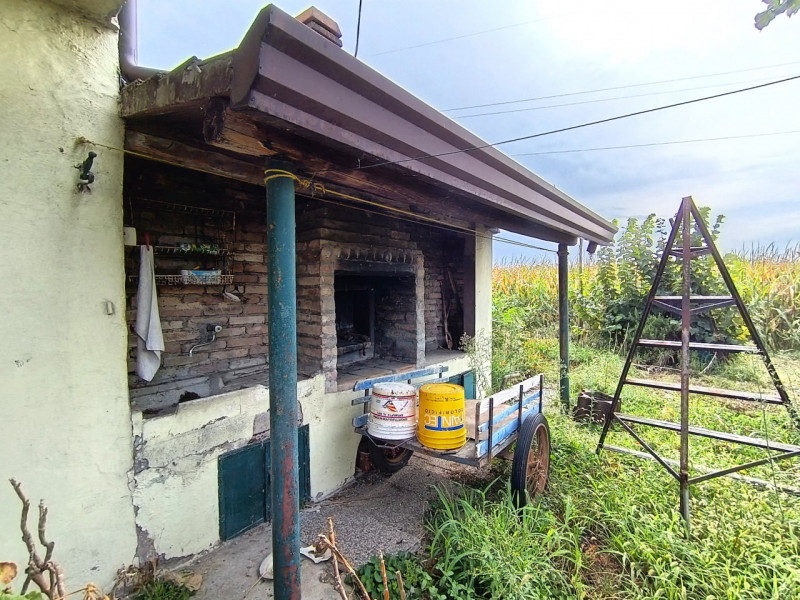 Rif. CM90
Si propone in vendita una casa accostata situata al termine di una strada chiusa nella ...