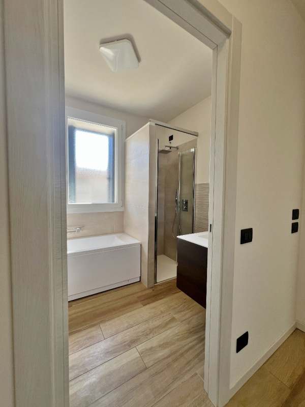 VENDESI VILLA COSTRUITA NEL 2020 E INSERITA IN CONTESTO DI CORTE COMUNE A MONTECCHIO MAGGIORE– Ri...