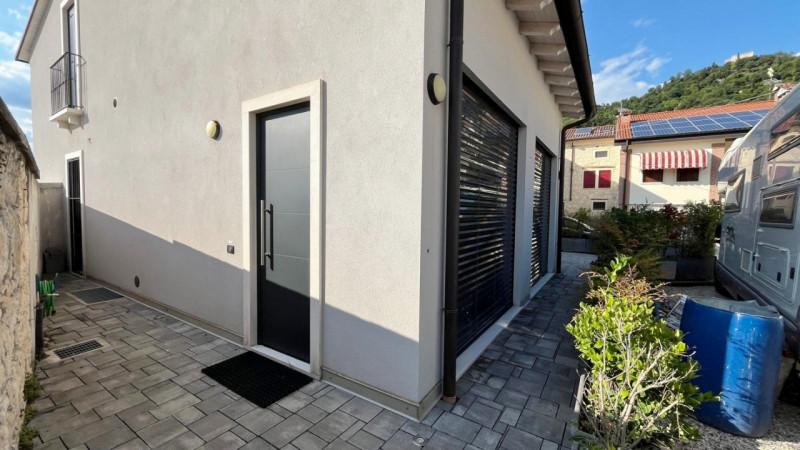 VENDESI VILLA COSTRUITA NEL 2020 E INSERITA IN CONTESTO DI CORTE COMUNE A MONTECCHIO MAGGIORE– Ri...