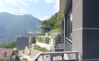 Attico con piscina e vista sul lago di como, nesso