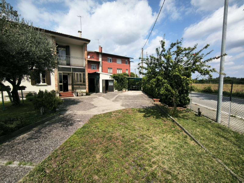 CARBONERA: VASCON

Proponiamo in vendita una bifamiliare situata nella zona residenziale di Vasco...