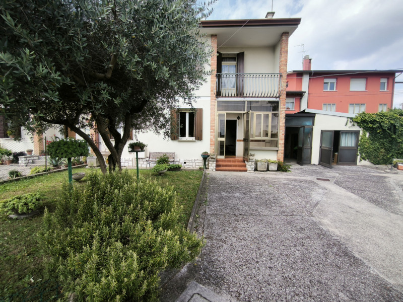 CARBONERA: VASCON

Proponiamo in vendita una bifamiliare situata nella zona residenziale di Vasco...