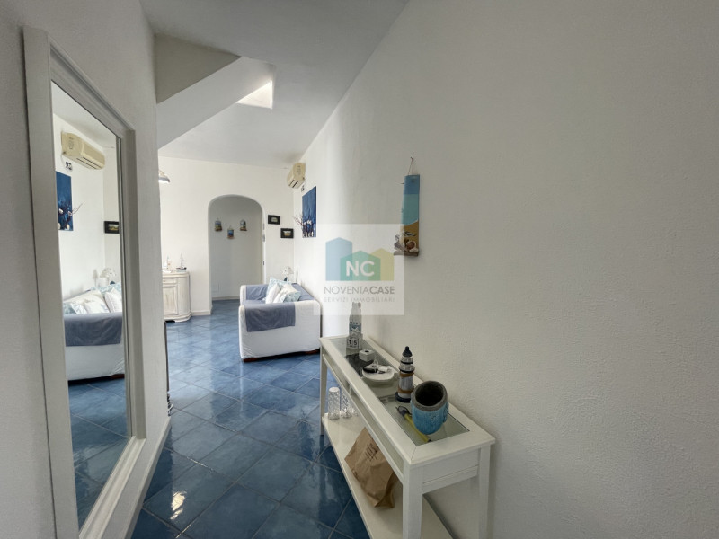 Scoprite il vostro angolo di paradiso nel cuore di Forio! Proponiamo in vendita un incantevole ap...