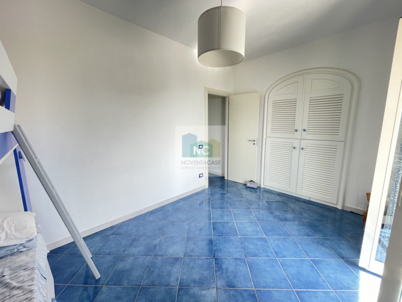 Scoprite il vostro angolo di paradiso nel cuore di Forio! Proponiamo in vendita un incantevole ap...