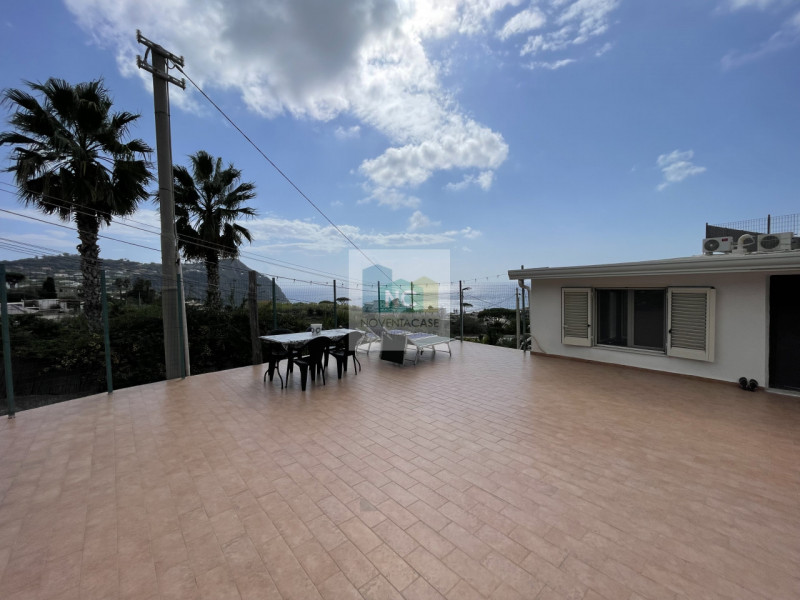 Scoprite il vostro angolo di paradiso nel cuore di Forio! Proponiamo in vendita un incantevole ap...