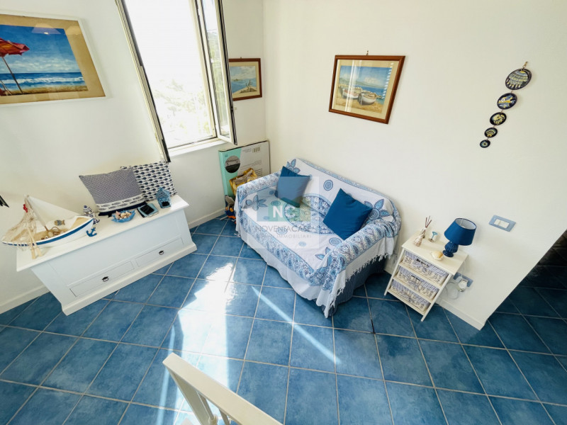 Scoprite il vostro angolo di paradiso nel cuore di Forio! Proponiamo in vendita un incantevole ap...