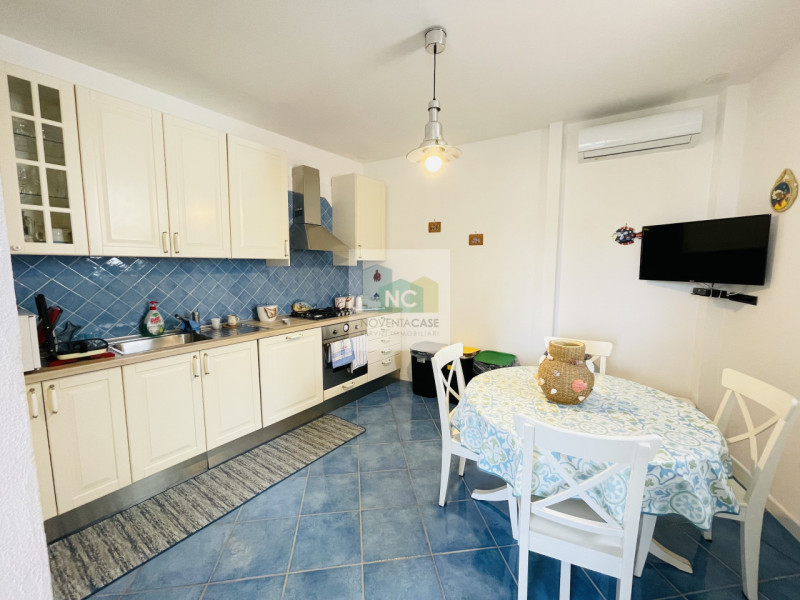 Scoprite il vostro angolo di paradiso nel cuore di Forio! Proponiamo in vendita un incantevole ap...