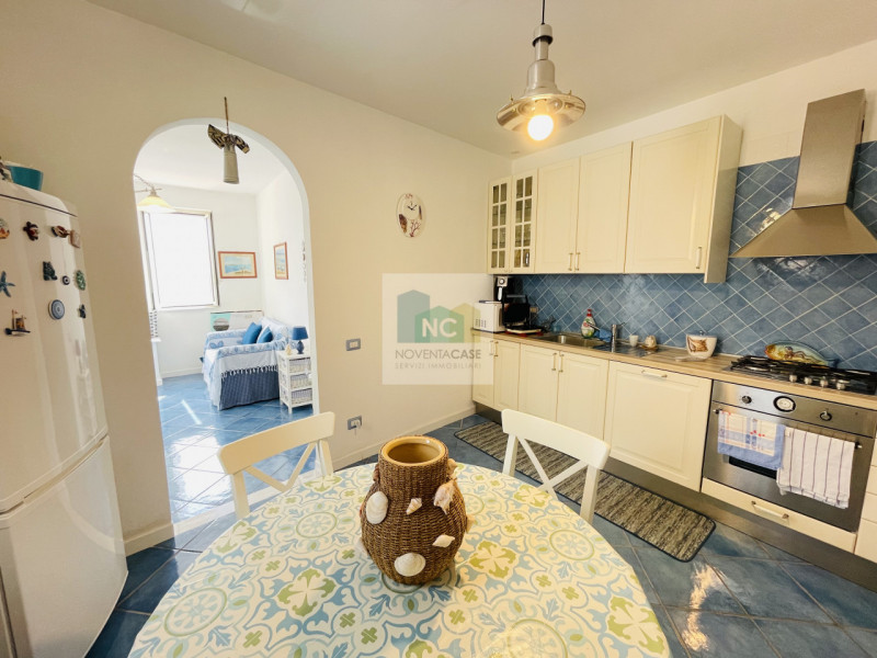 Scoprite il vostro angolo di paradiso nel cuore di Forio! Proponiamo in vendita un incantevole ap...