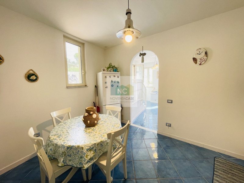 Scoprite il vostro angolo di paradiso nel cuore di Forio! Proponiamo in vendita un incantevole ap...